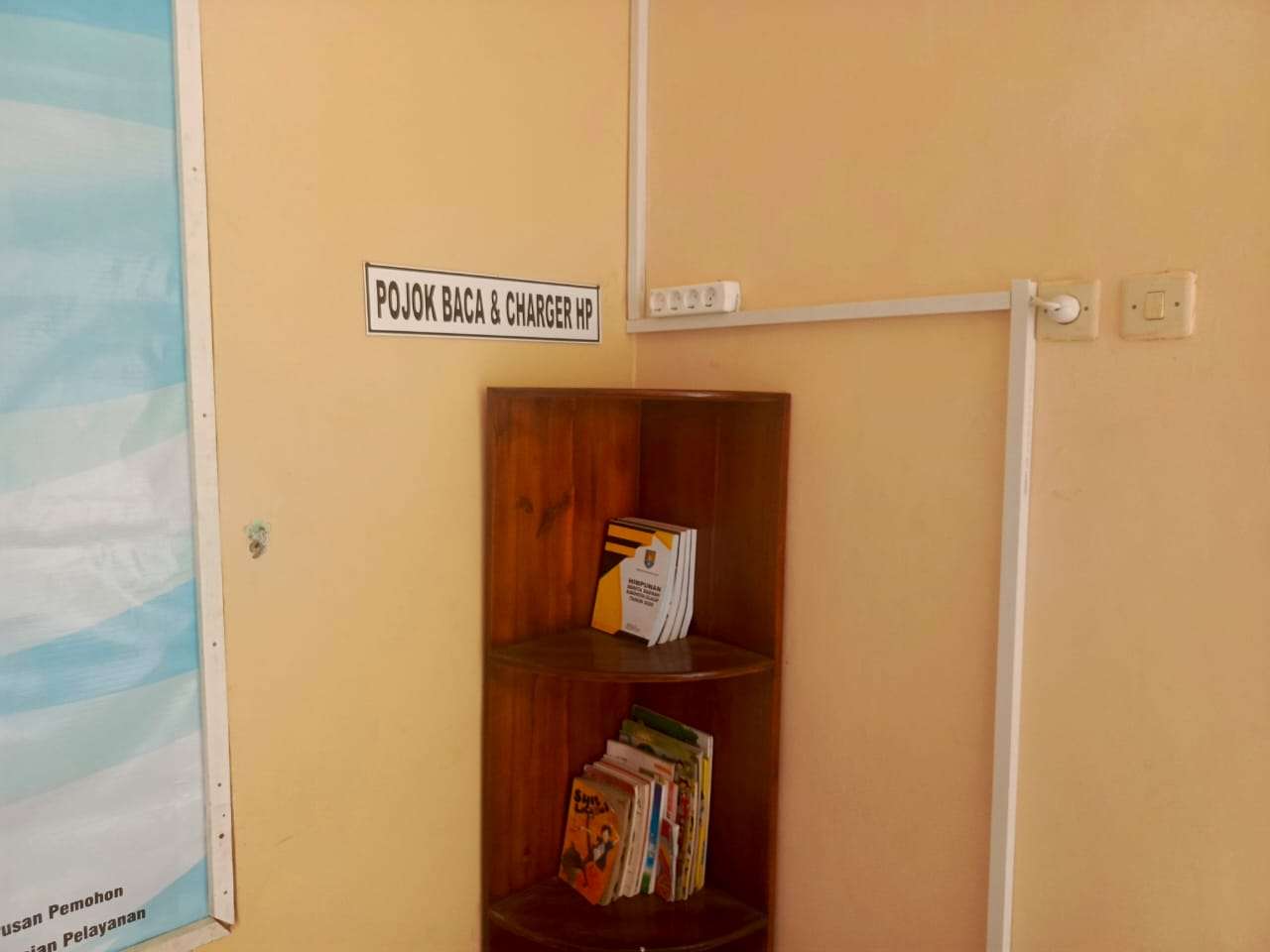 Pojok Baca dan Isi Daya