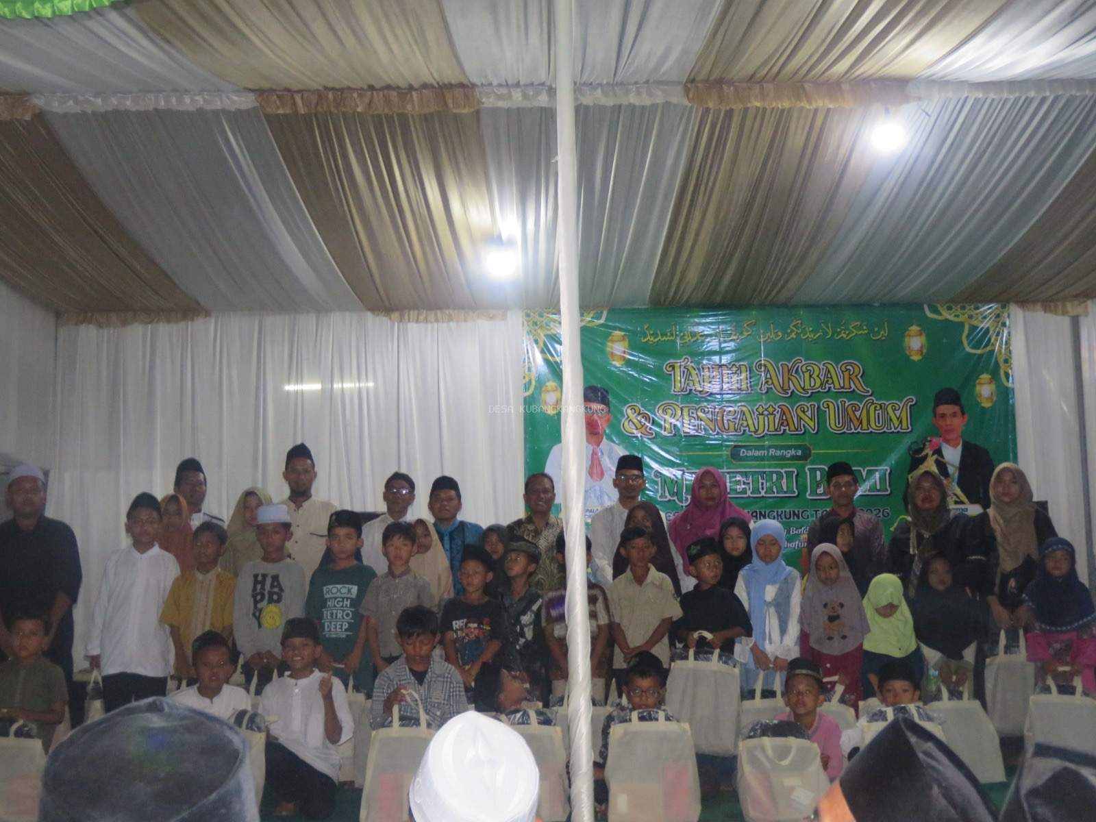 Penyaluran Dana Sosial Bumdesma Wijayakusuma " LKD Kawunganten untuk 36 Siswa/Siswi Kurang Mampu di Desa Kubangkangkung